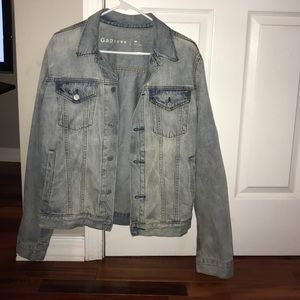 New Men’s White washed Jean Jacket size M!!