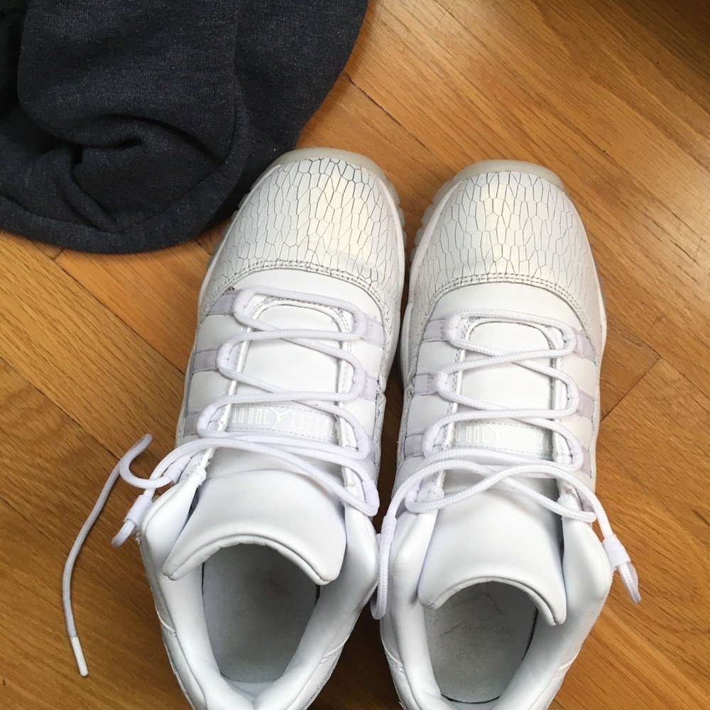Jordan White Heirless 11’s Size 7.5Y