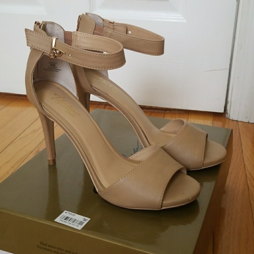Thalia Sodi nude sandals