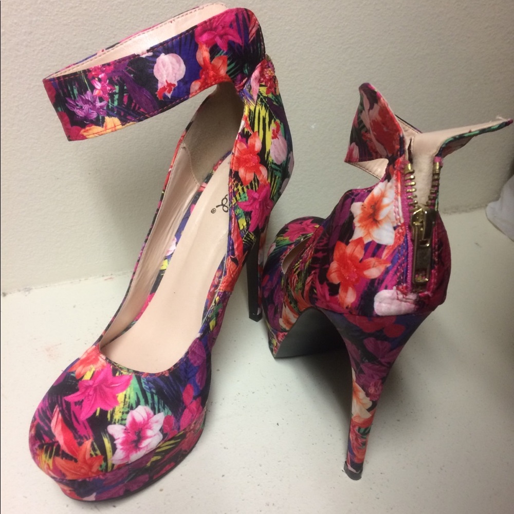 Heels - Picture 3 of 4