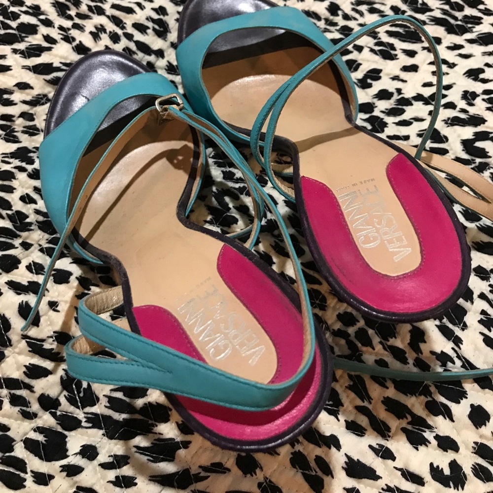 Beautiful Versace heels - Picture 2 of 3