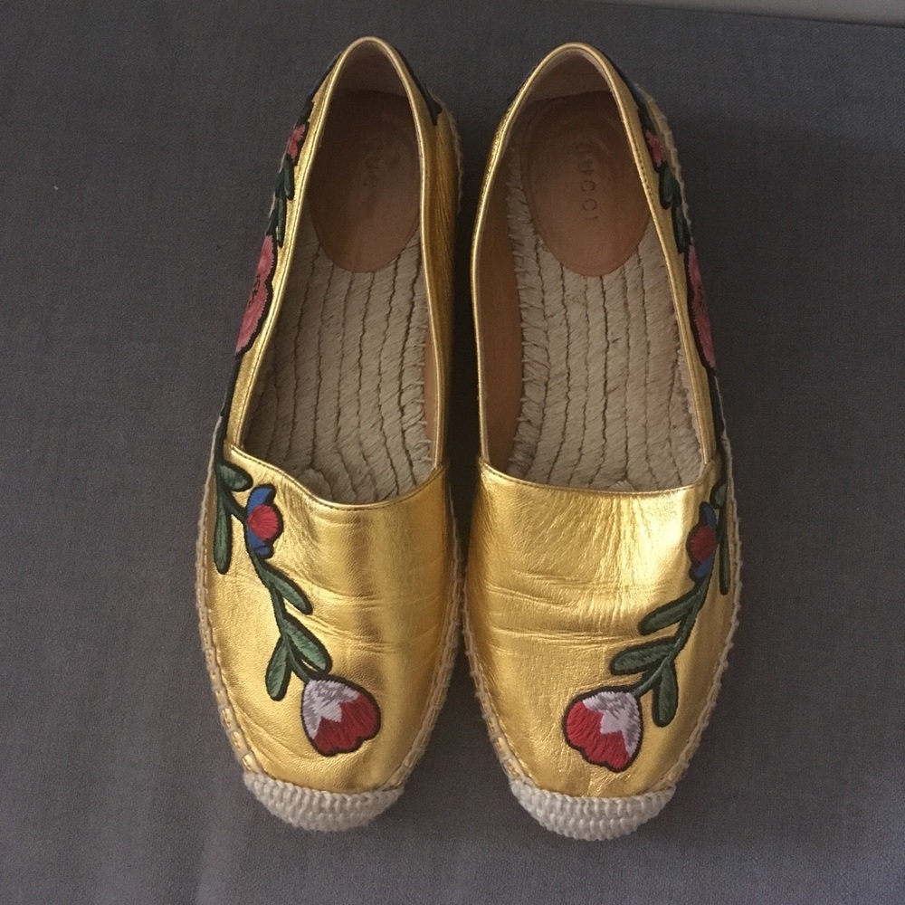 Gold Gucci espadrilles embroidered.