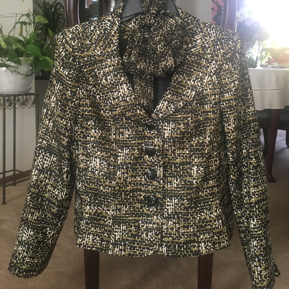 Like New Le Suit blazer and matching scarf