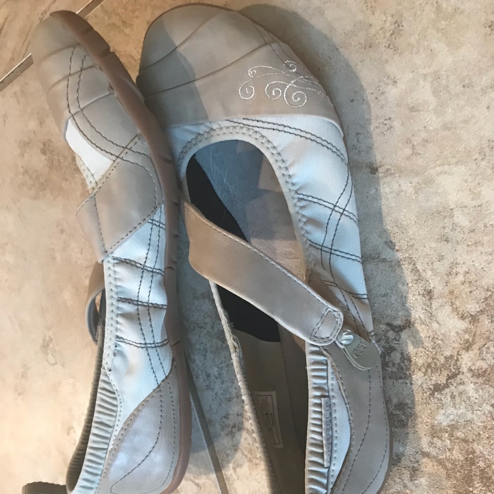 NEVER BEEN WORN MERRELL SHOES