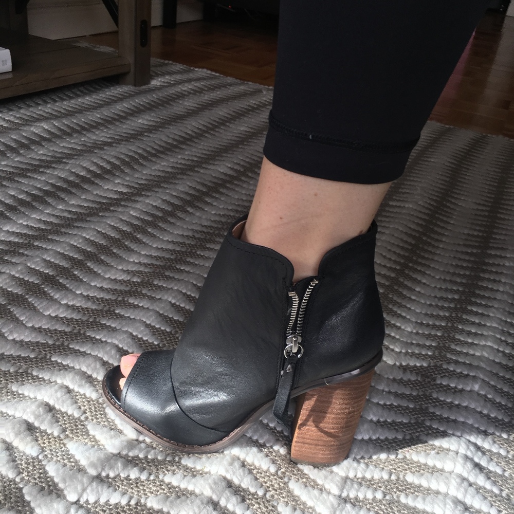 NEW & NEVER WORN Kelsi Dagger Peep-Toe Booties