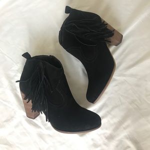 Steve Madden black fringe suede booties size 8 EUC