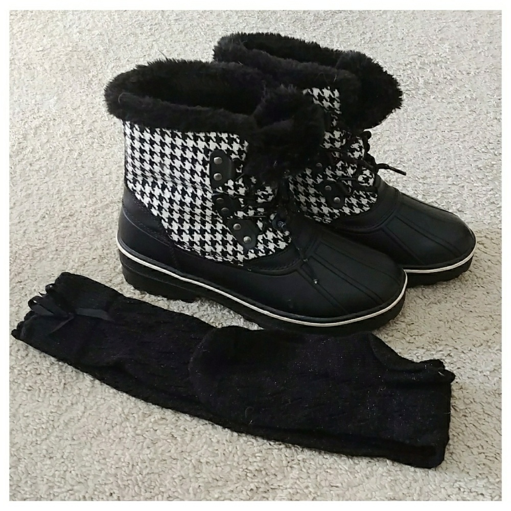 Like NEW! Boots and boot socks bundle