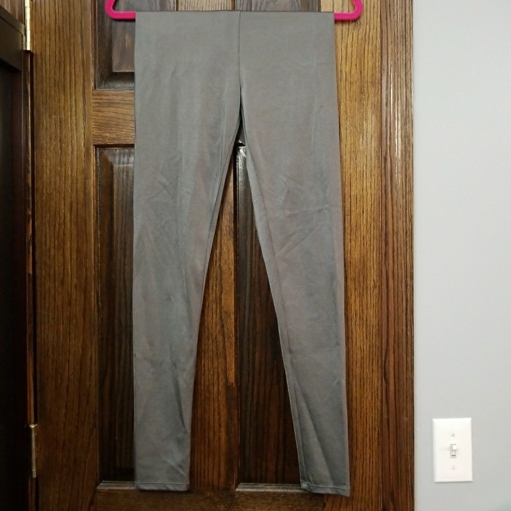 Shiny silver metallic VS pink leggings