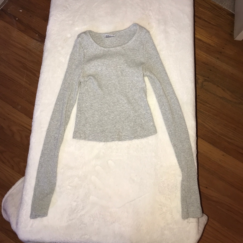 Grey long sleeve crop top