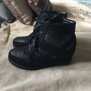 Black wedges