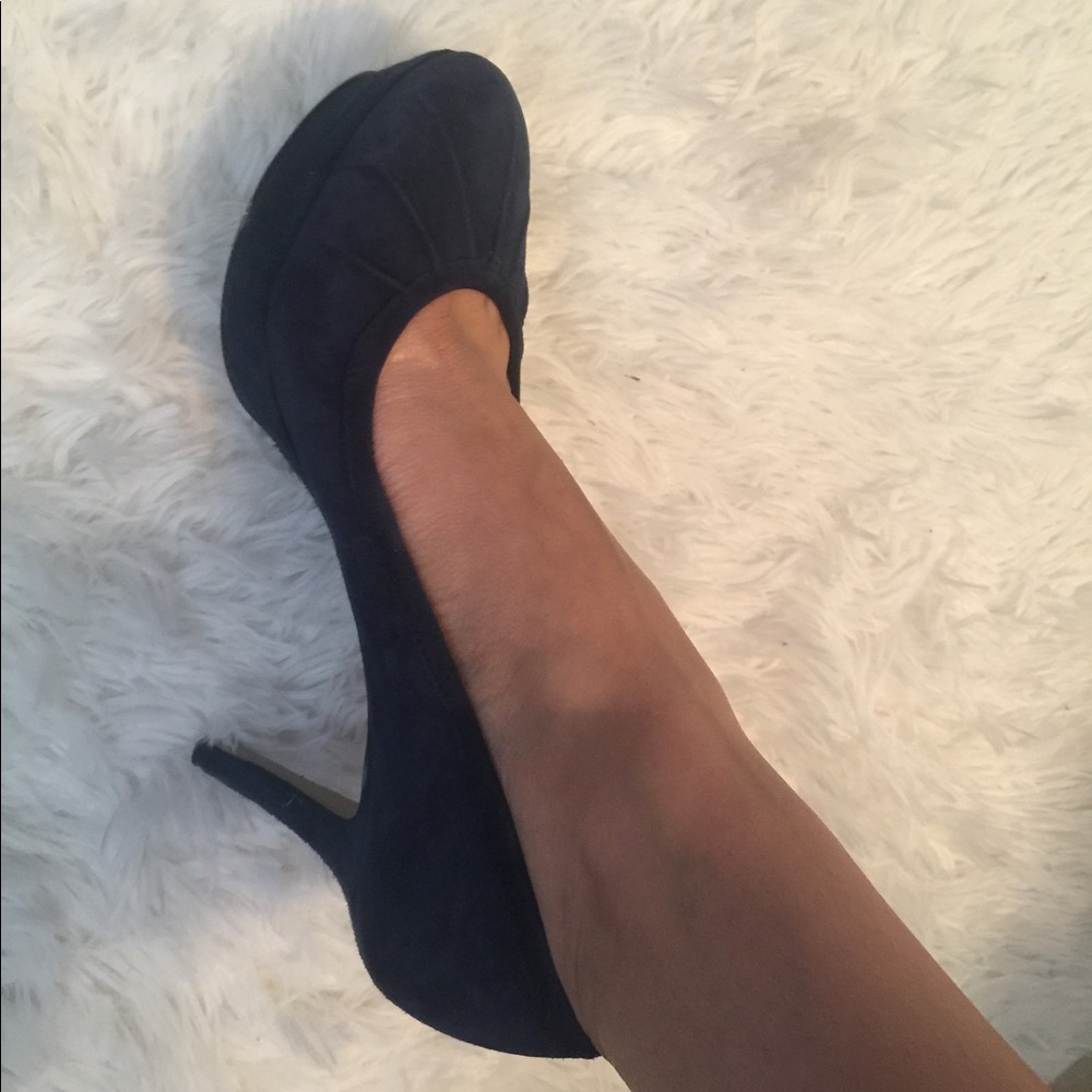 Deep blue Nine West velvet pumps 6.5M