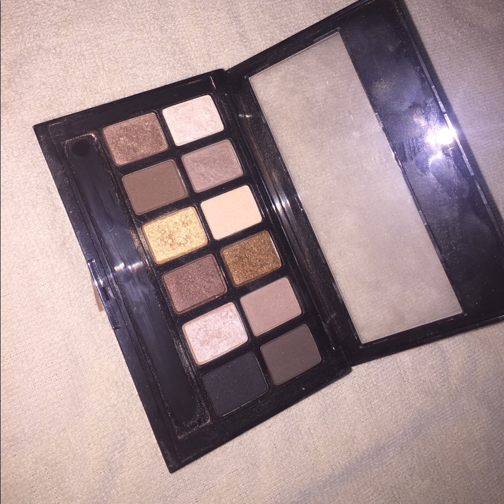 The nudes eyeshadow by maybelline !