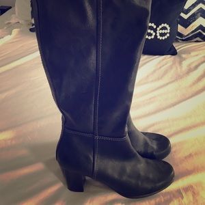 Black heeled boots