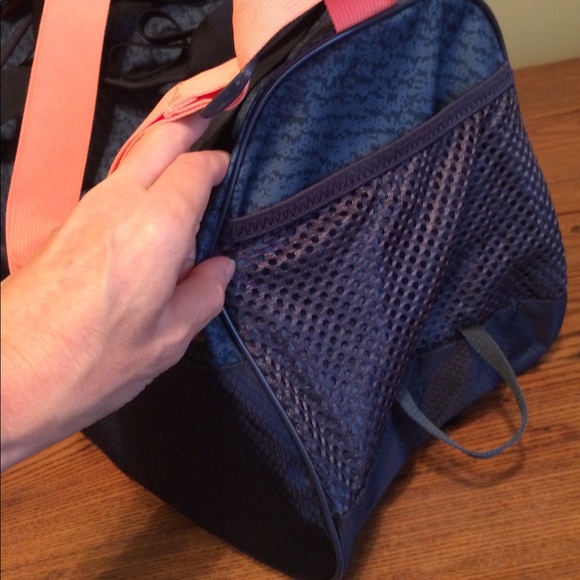 🌺 Stunning new Adidas 111 Squad Duffle bag - Picture 4 of 8