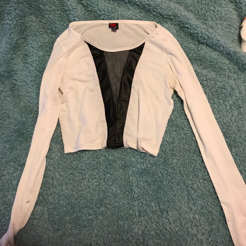 Long sleeve crop with mesh v-neck