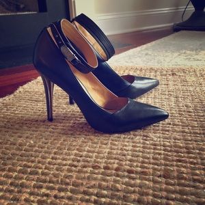 Women’s Coach Black and Navy Leather Pumps