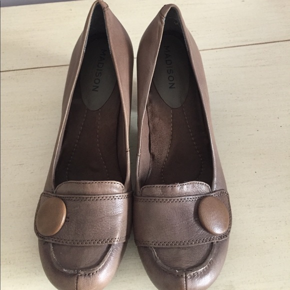 Taupe, leather loafer with short heel - Picture 2 of 4
