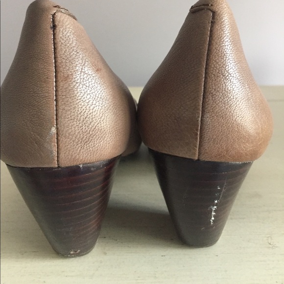 Taupe, leather loafer with short heel - Picture 4 of 4