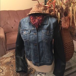 🔥✨Jean jacket with black pleather sleeves✨🔥