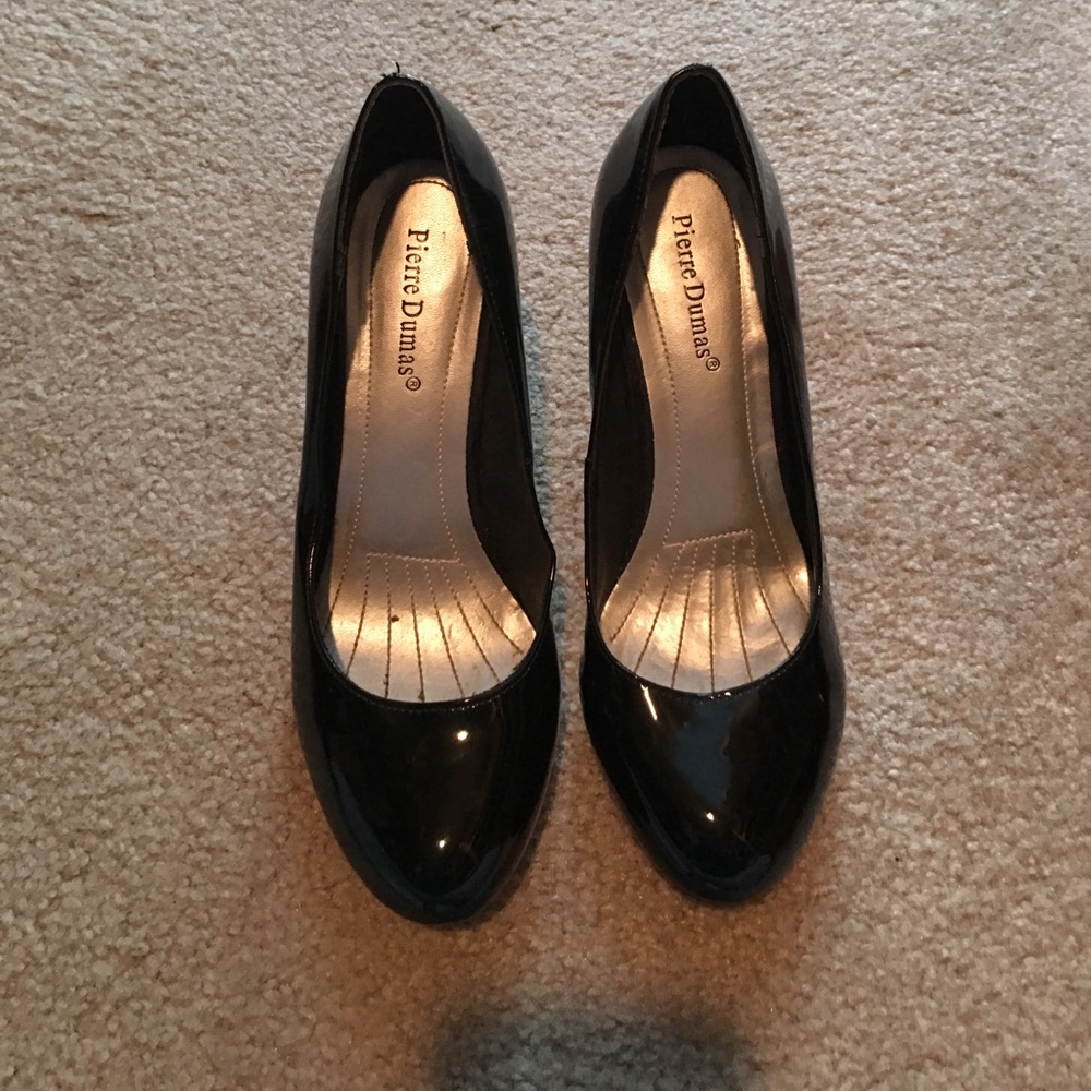 Black pumps
