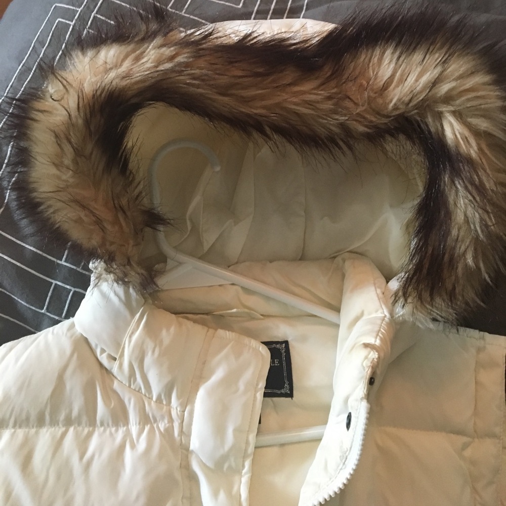 AE down vest - Picture 2 of 3