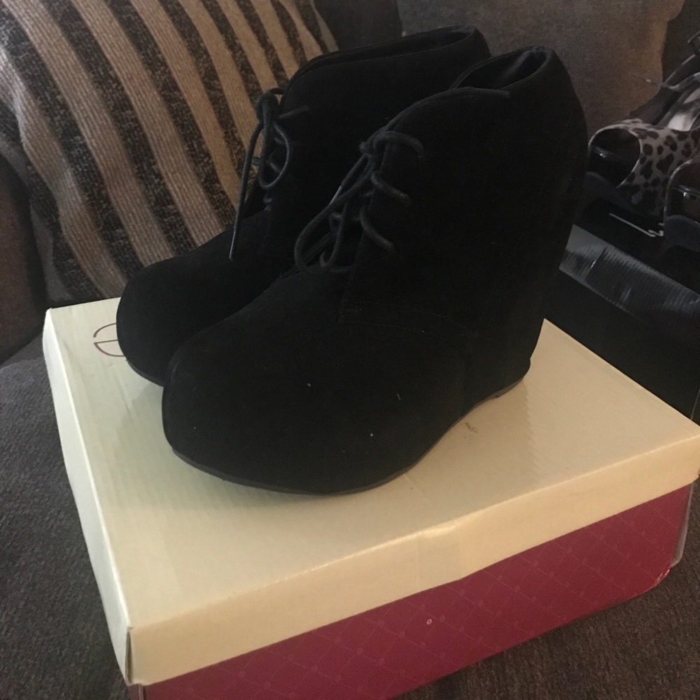 Black wedge heel