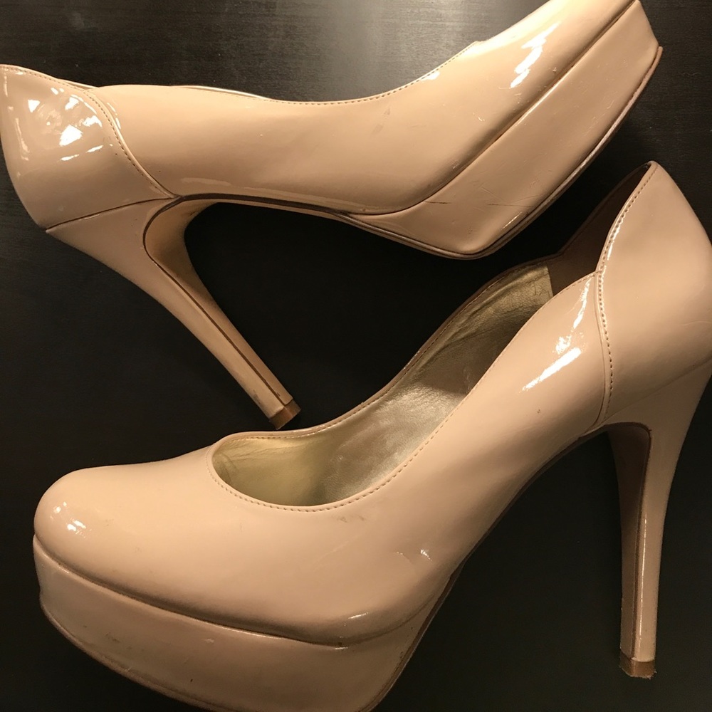 GUESS Nude Patent Pump