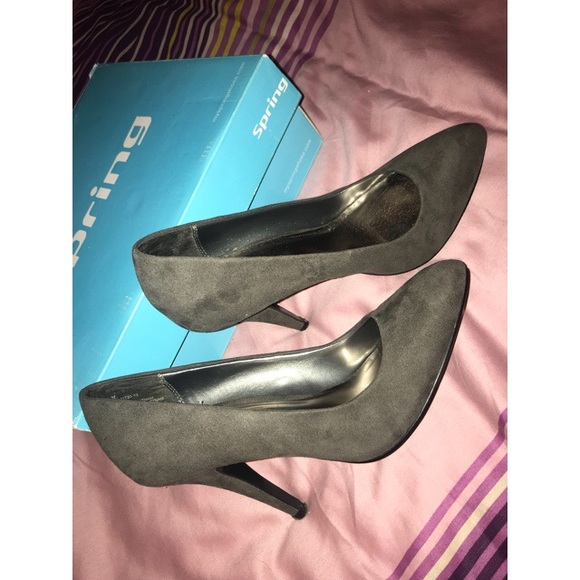 Call it Spring pointed toe slip on pumps. - Picture 2 of 5