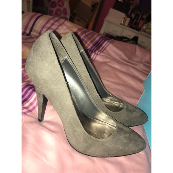 Call it Spring pointed toe slip on pumps. - Picture 4 of 5