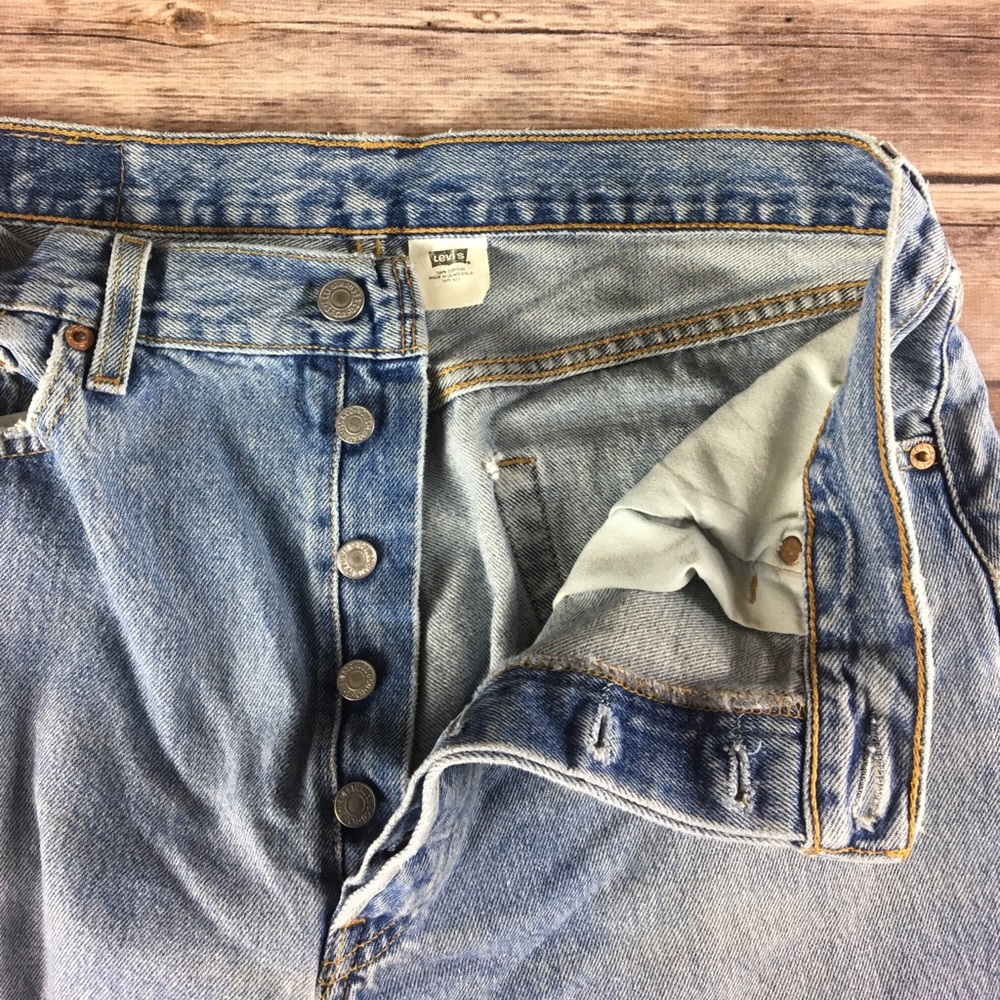 SOLD VINTAGE DISTRESSED 501 BUTTON FLY LEVI JEANS - Picture 4 of 6
