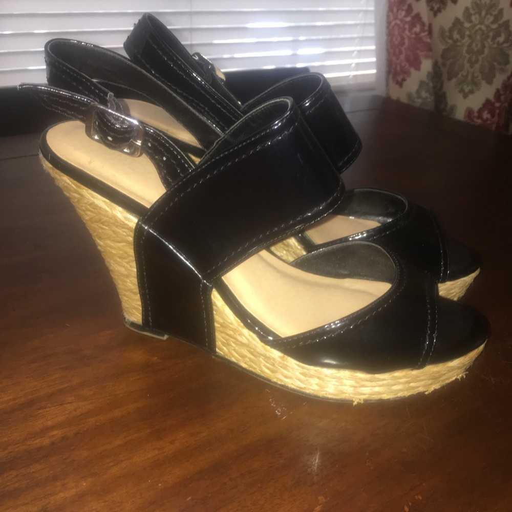 Black wedges