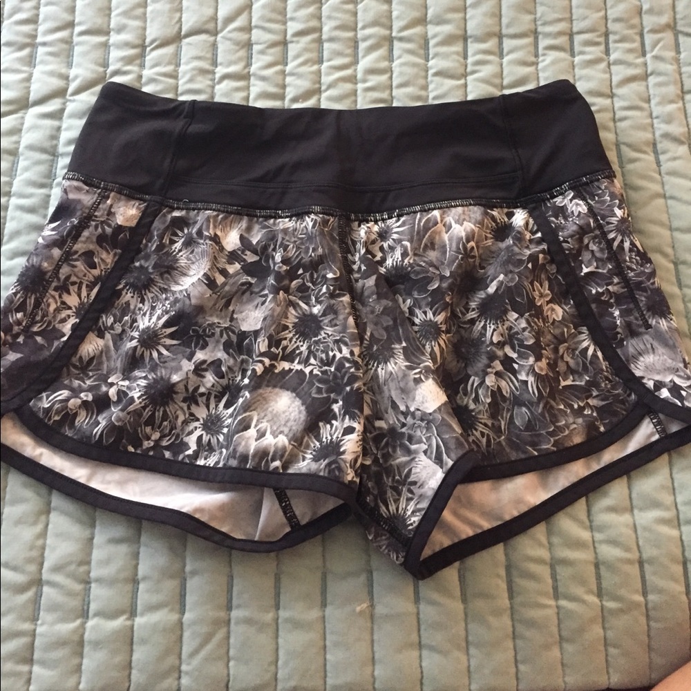 Lululemon Shorts Floral design size 4