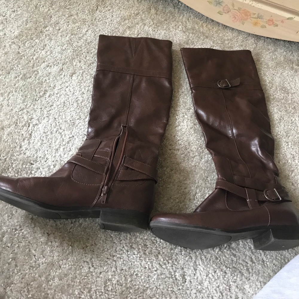 Brown rider boot