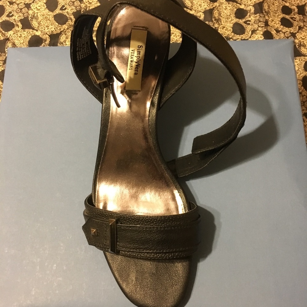 Vera wang sandals