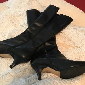 ⬇️Tahari heeled zipper boot.