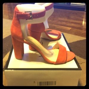 NINE WEST strap sandals w/chunky heel - sz 9
