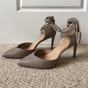 Banana Republic 12-hour tassel pump