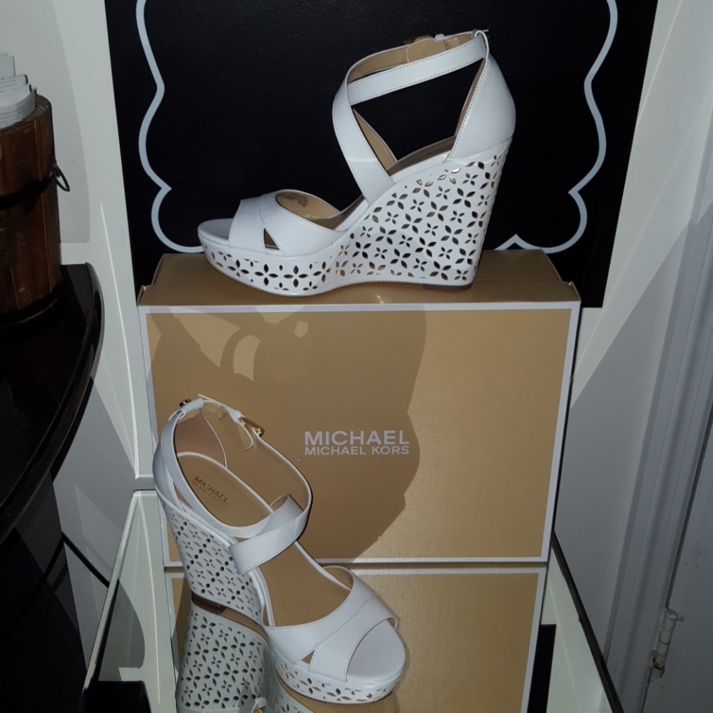 * SOLD*NEW MICHAEL MICHAEL KORS SIENNA FLORAL