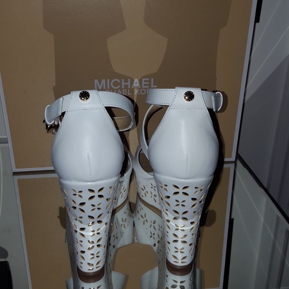 * SOLD*NEW MICHAEL MICHAEL KORS SIENNA FLORAL - Picture 3 of 8