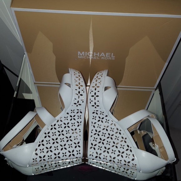 * SOLD*NEW MICHAEL MICHAEL KORS SIENNA FLORAL - Picture 4 of 8