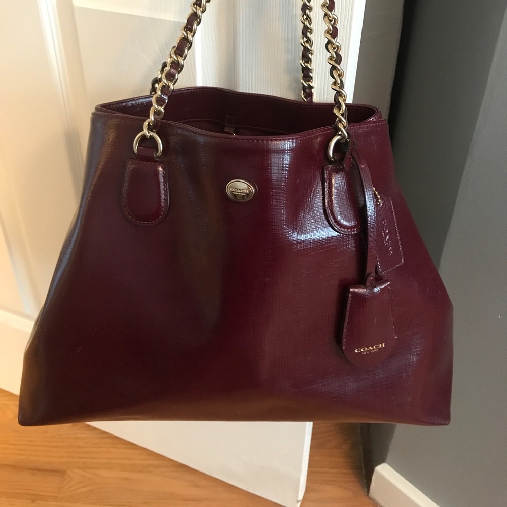 COACH PEYTON SAFFIANO PATENT LEATHER CHAIN TOTEBAG