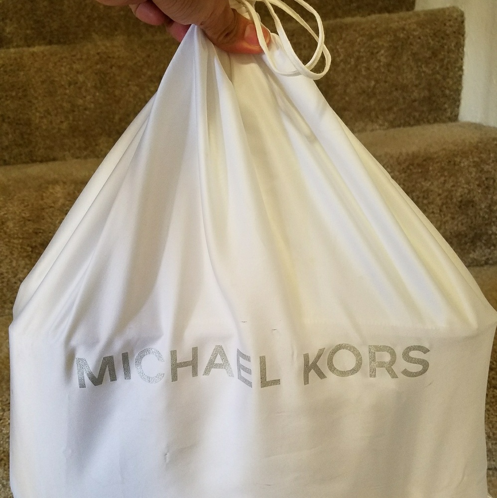 Michael kors  Suton satchel (M)🔥🔥🔥negotiable