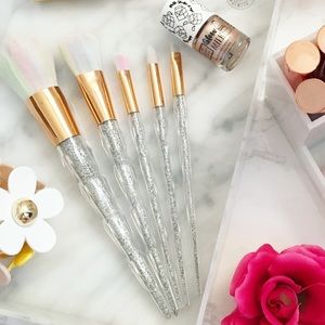 Makeup brushes