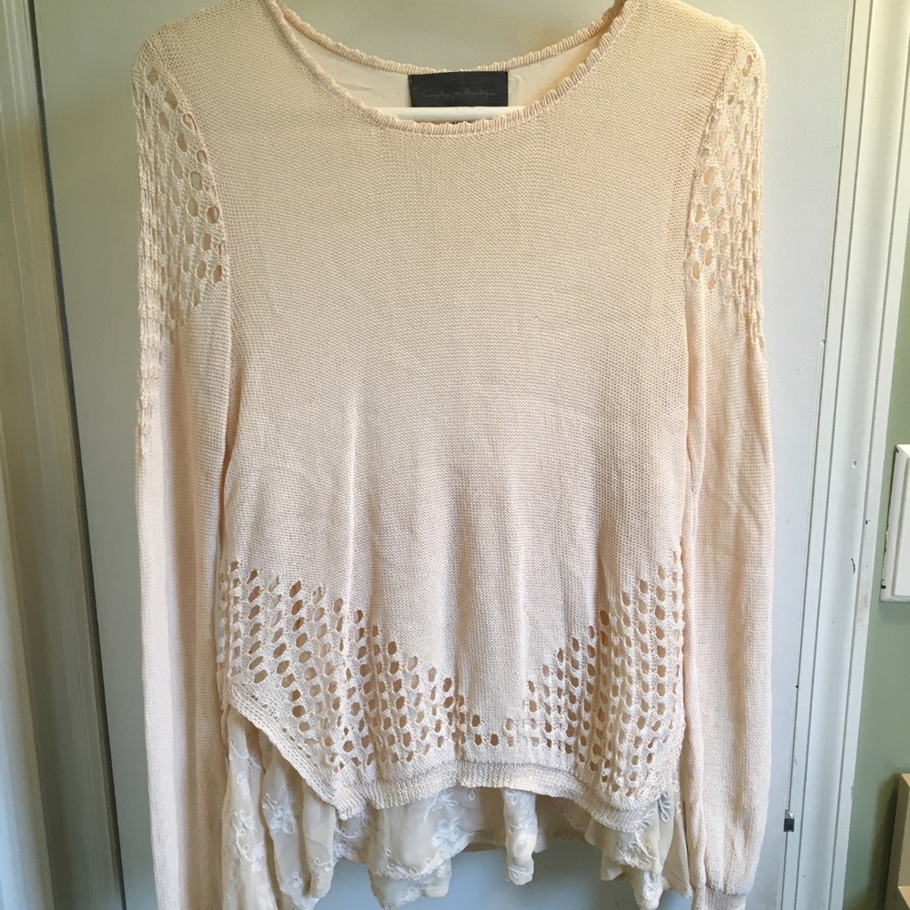 Light sweaterish top