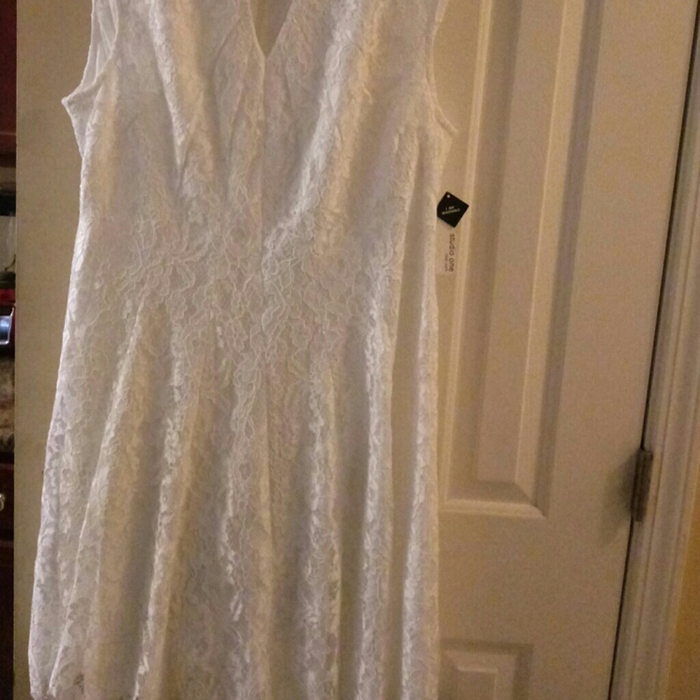Sleeveless lace dress