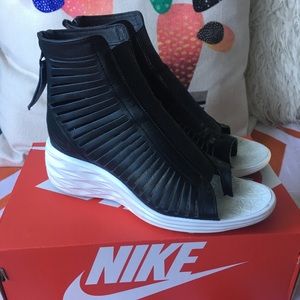 Black nike lunarsandiators