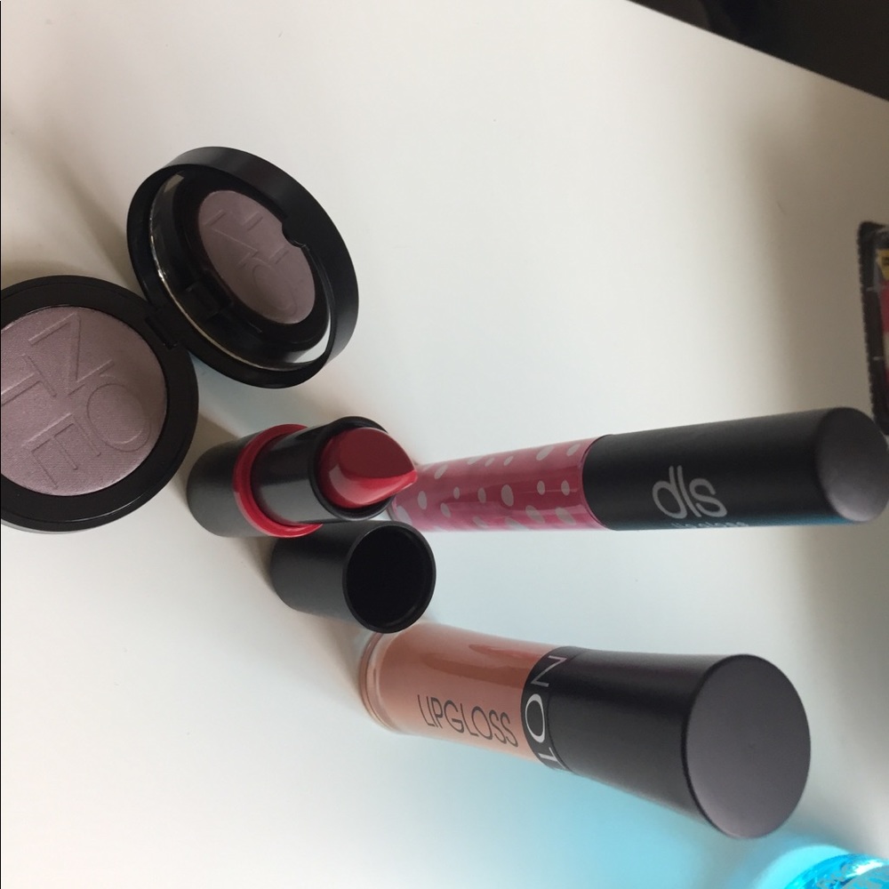 Makeup - Picture 2 of 2