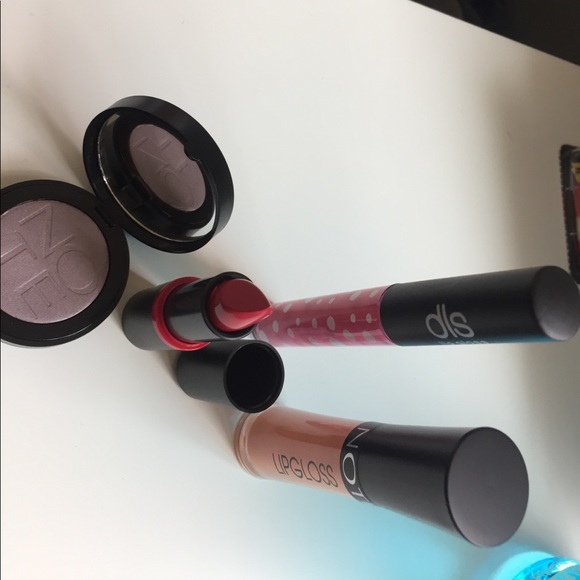 Makeup - Picture 2 of 2