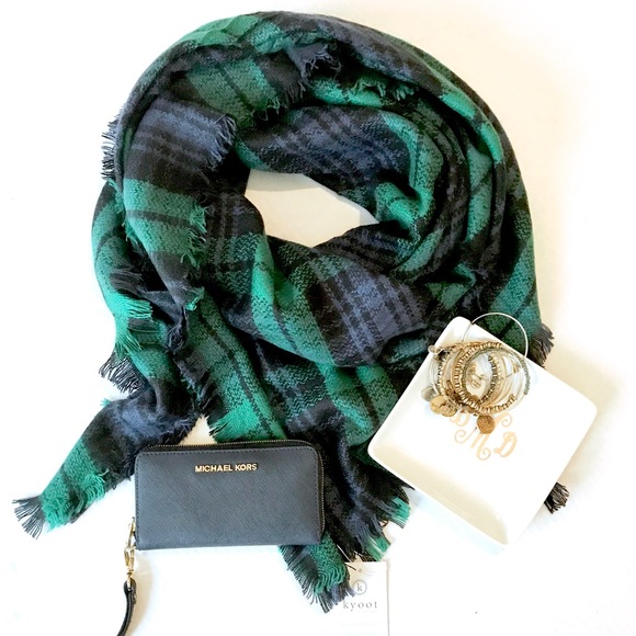 Kyoot Klothing Accessories - ✨PM Editor Share & HP | OVERSIZED blanket scarf