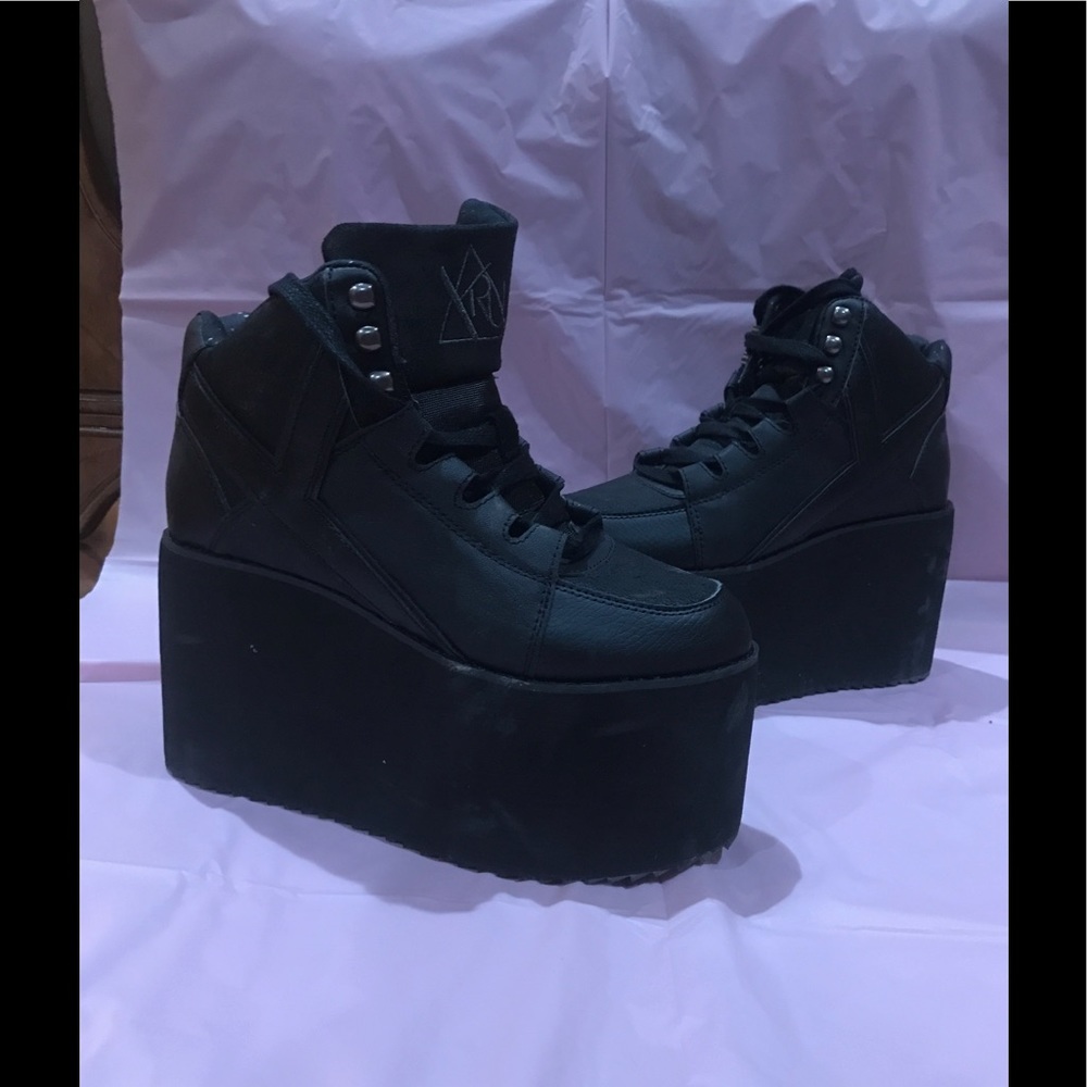 Size 6.5 Yru sneakers. Used.